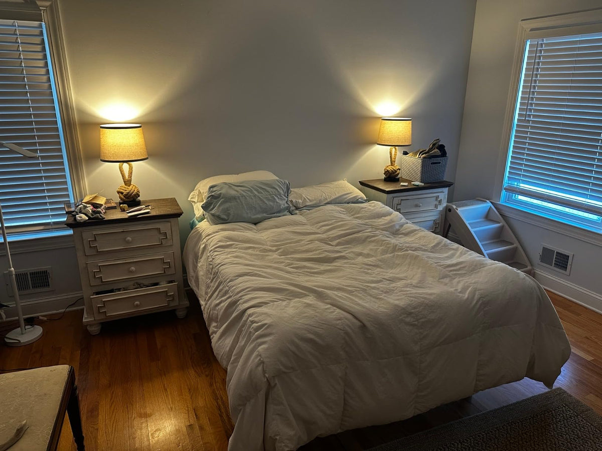 A Coastal Bedroom with a Natural Touch